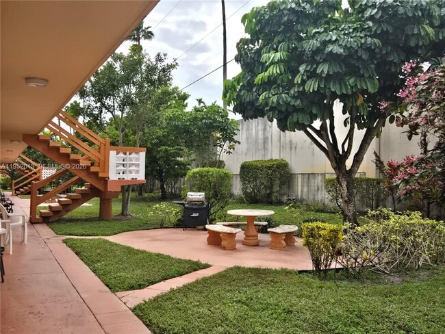 Building Photo - 820 SW 11th Ave