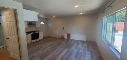 Building Photo - 566 E Fernleaf Ave