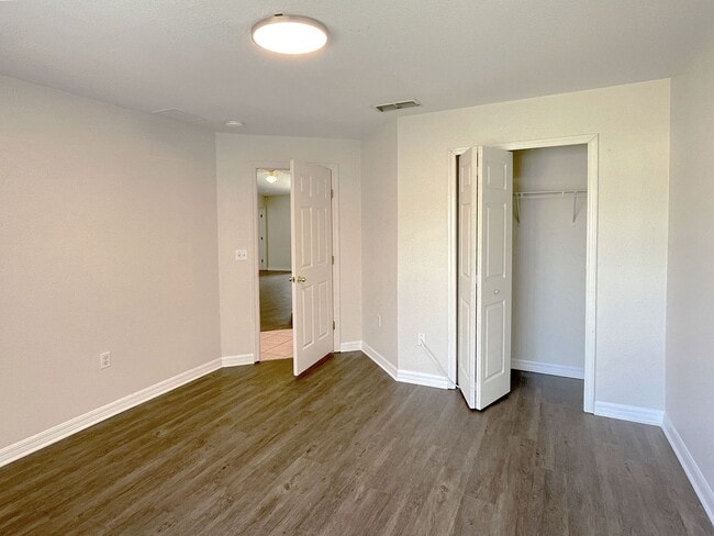 Building Photo - Three-Bedroom Home near Lake Elbert