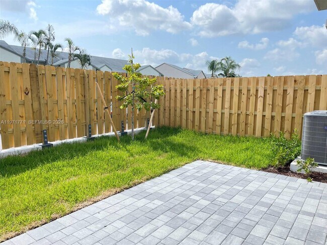 Building Photo - 1427 SE 7th Ter