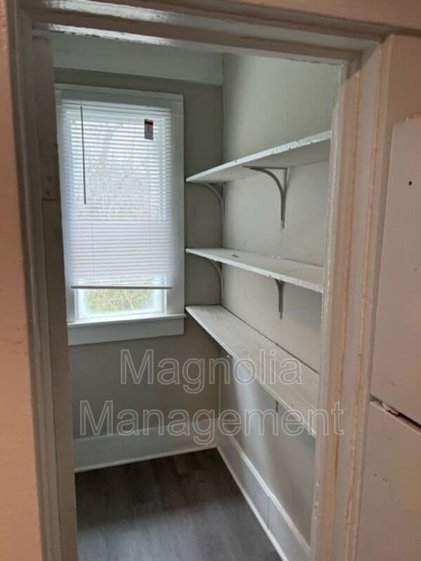 Building Photo - 214 Walnut St