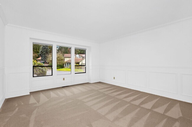 Building Photo - Open 3 Bedroom in Nice Neighborhood Close to Everything