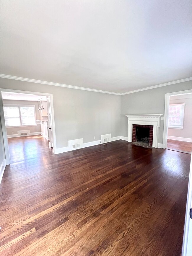 Building Photo - Stunning Three Bedroom on Patterson Ave! A...