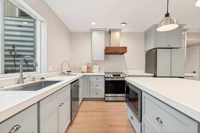 Building Photo - Upscale Home Available in Herriman