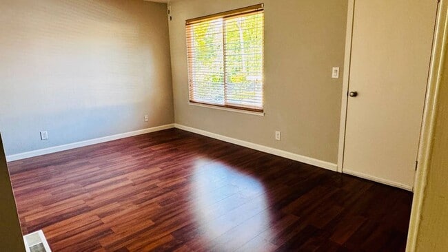 Building Photo - Charming 3BR/1.5BA Townhouse in Pleasanton...