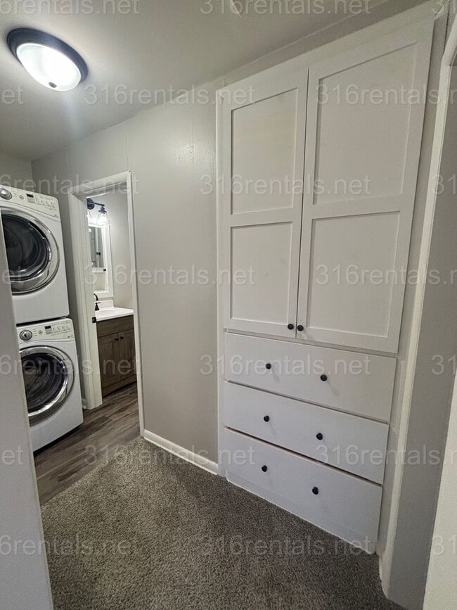 Building Photo - One bed one bath available now!