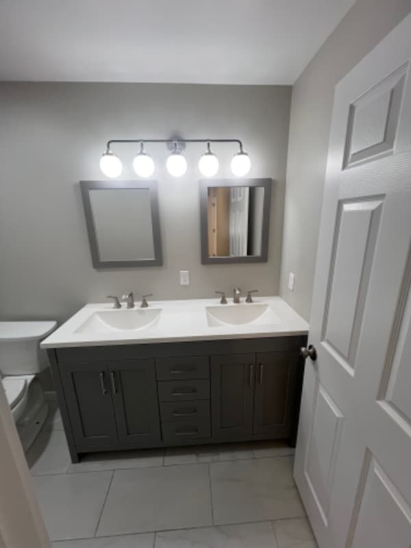 Building Photo - 425 S Oak St