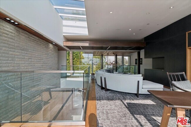 Building Photo - 1232 Sunset Plaza Dr