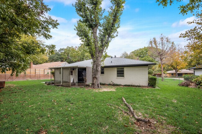 Building Photo - 611 Ray Andra Dr