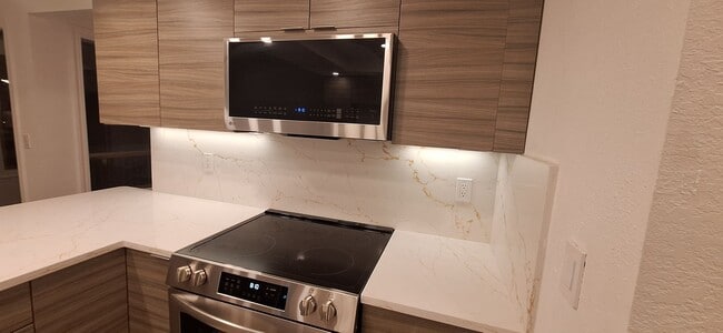 Building Photo - Luxurious 2-Bed, 2-Bath Condo with Spectacular Views and Designer Upgrades in Kirkland!!