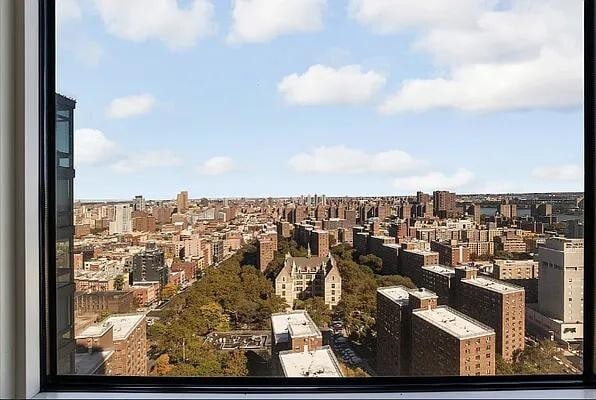 Building Photo - 217 E 96th St