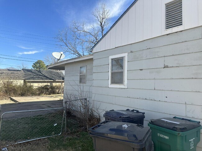 Building Photo - 1421 SW 46th St