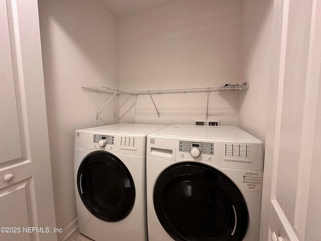 Building Photo - 8271 Halls Hammock Ct