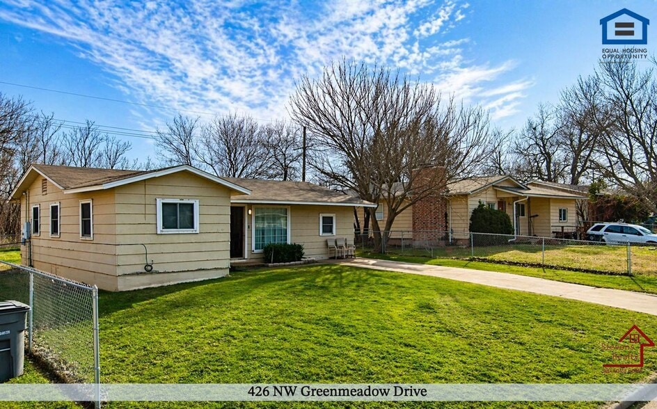 Building Photo - 426 NW Greenmeadow Dr