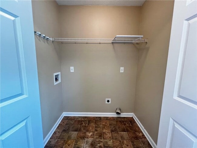 Building Photo - 633 Forest Pine Dr