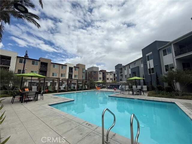 Building Photo - 960 N Tangent Privado