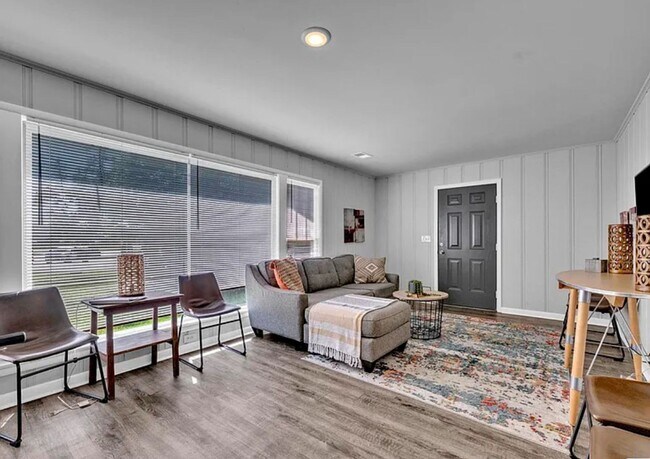 Building Photo - 4 bedroom 2 Bath - Available Now