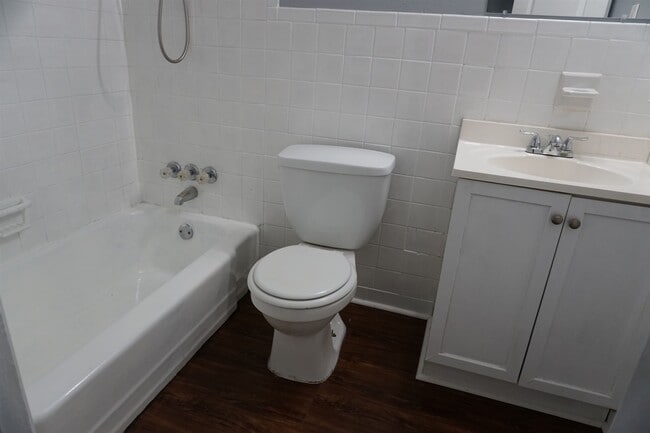 Building Photo - 504 Pinecrest Dr