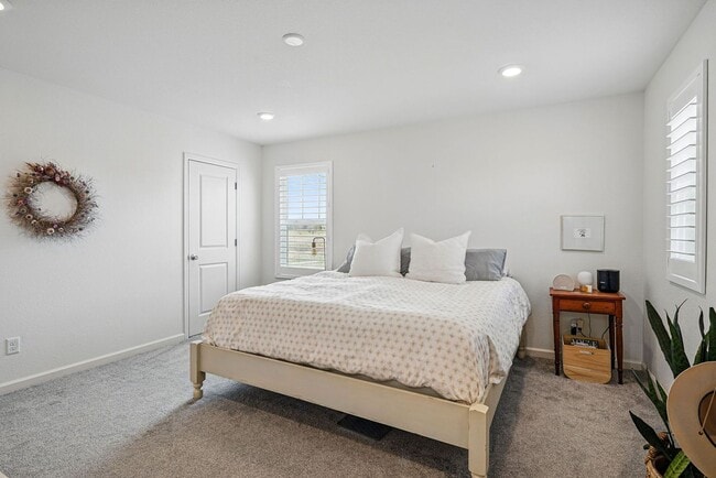 Building Photo - Spacious 3BR/3BA Townhome-Available NOW!