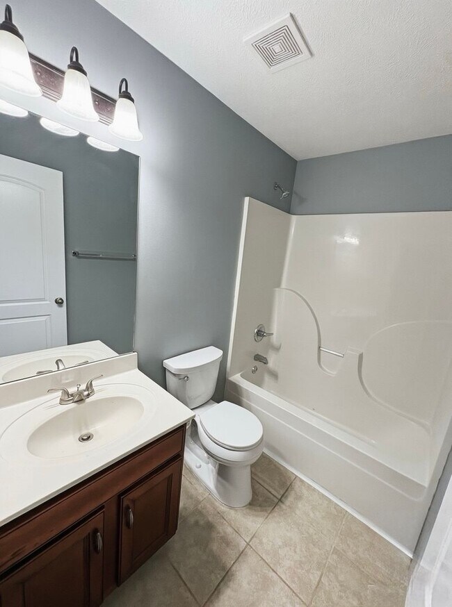 Building Photo - Charming & Spacious Large Home with Bonus Room
