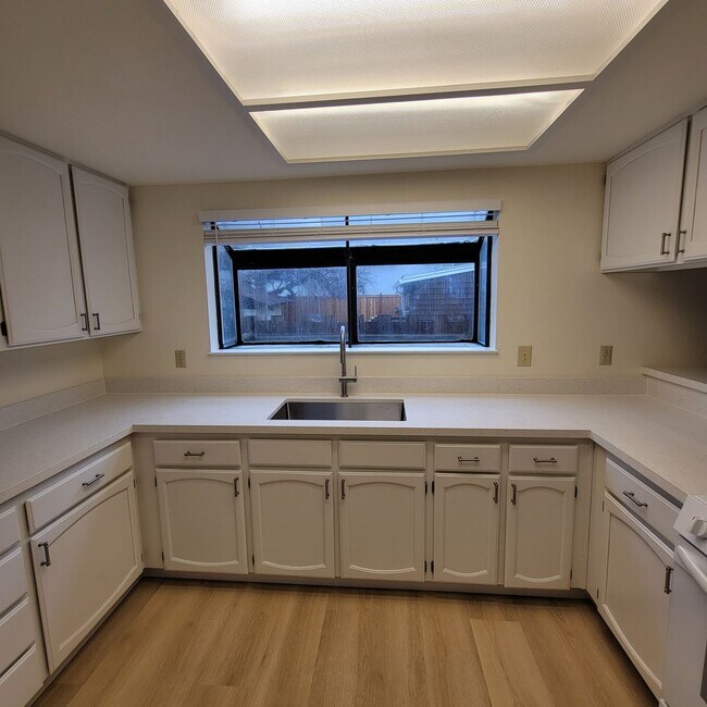 Building Photo - 931 Estudillo St