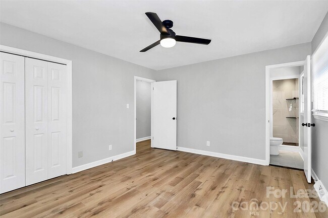 Building Photo - 526 Julia Ave