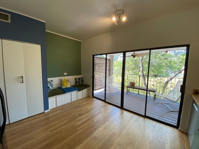 Building Photo - Alamo Heights Gem ~  2 / 2.5 Multi-Level C...