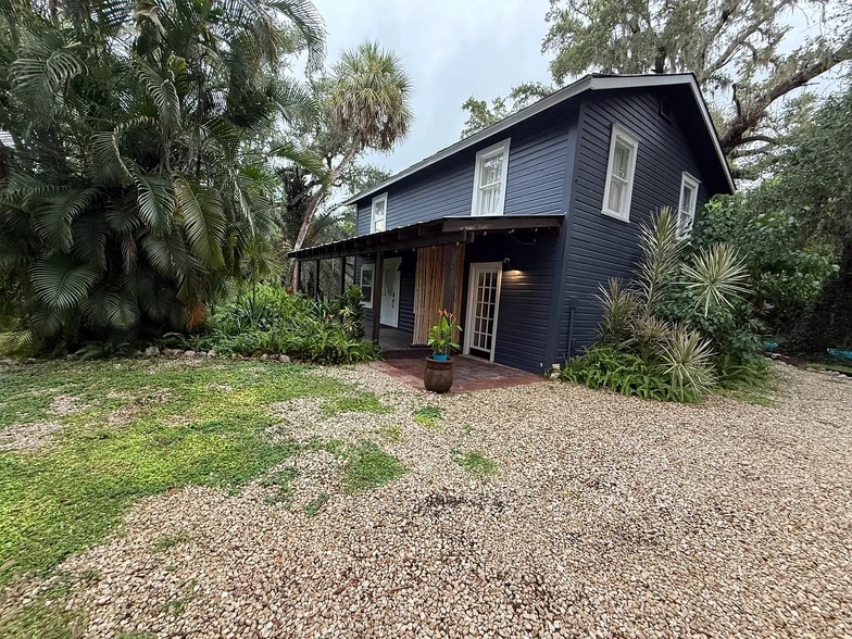 Exterior building, parking space, private entrance and porch - 2795 Riverside Dr