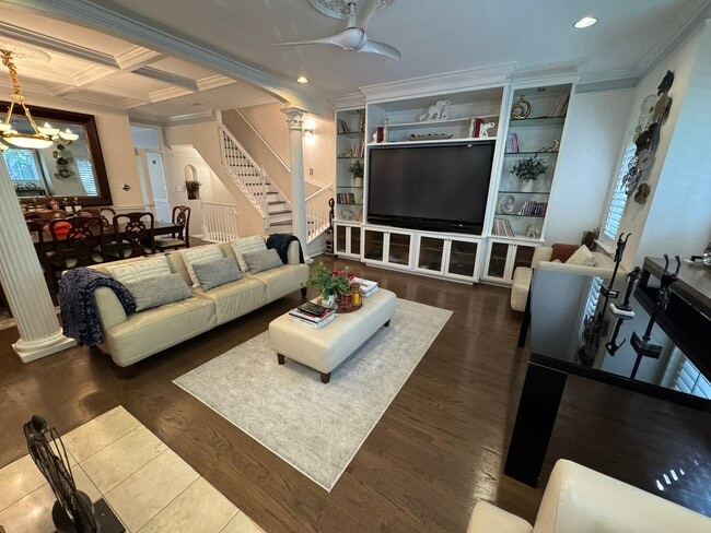 Building Photo - 1413 S Prairie Ave