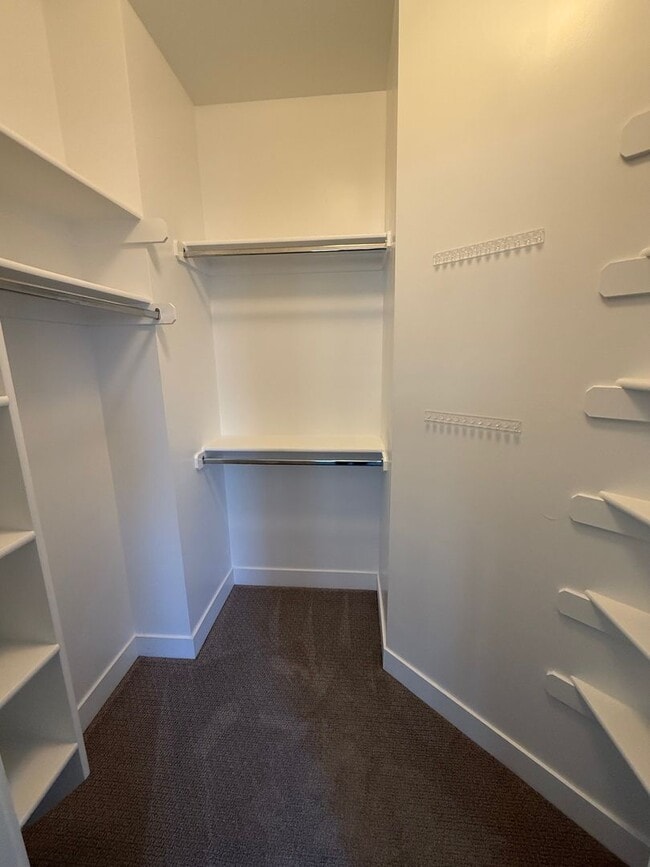 Building Photo - Beautiful townhome