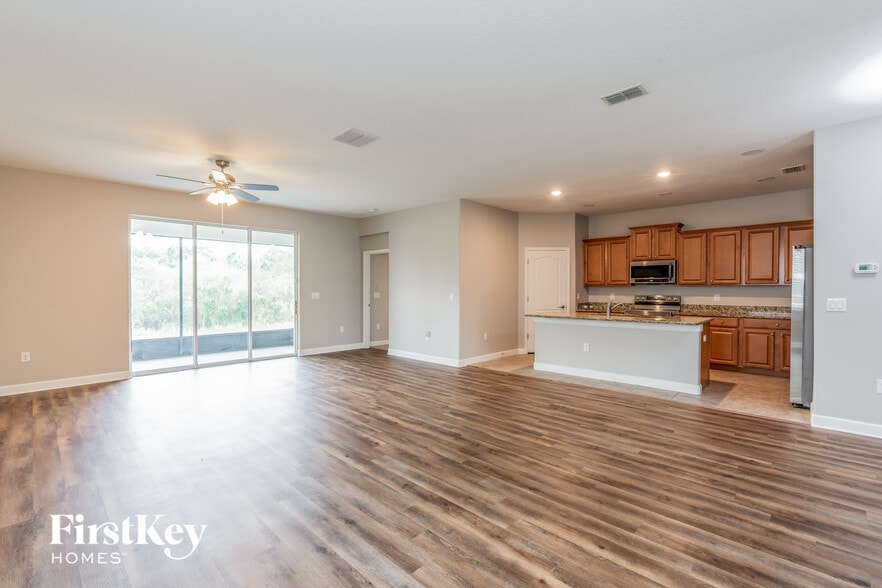 Building Photo - 20241 Merry Oak Ave