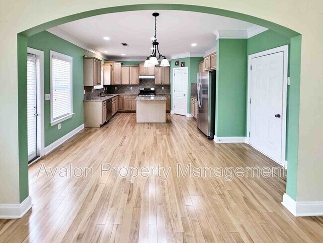 Building Photo - 2435 Manor View