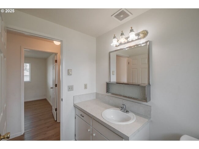 Building Photo - 3-bedroom 1 bath Single Level House