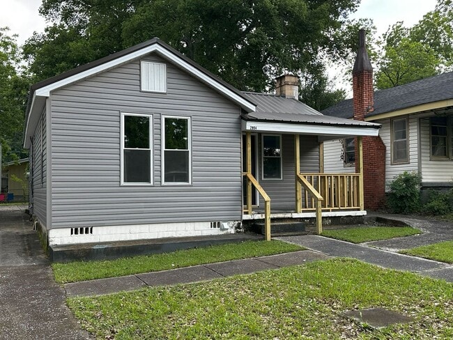 Building Photo - For Rent: Beautifully Renovated 2 Bed / 1 ...