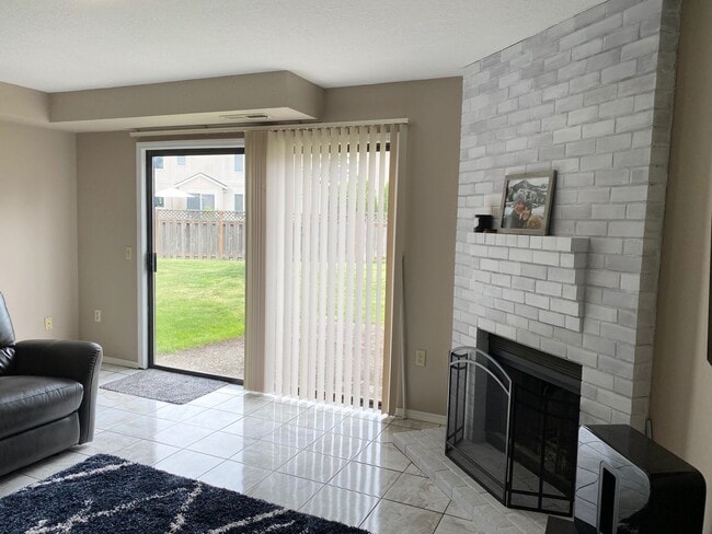 Building Photo - Lovely updated Bethany home