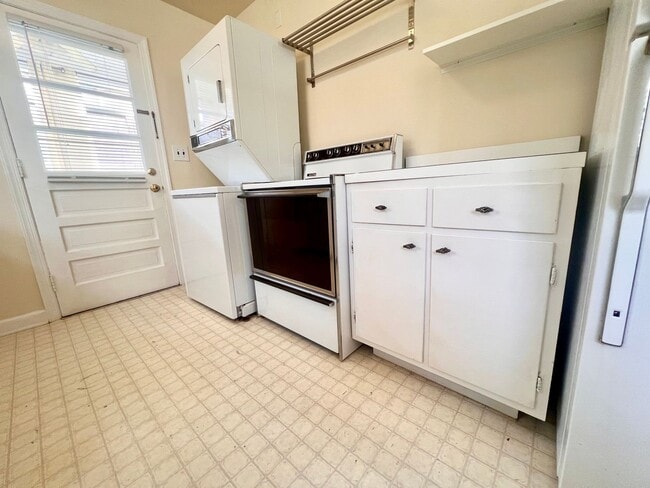 Building Photo - 1104 Little High St