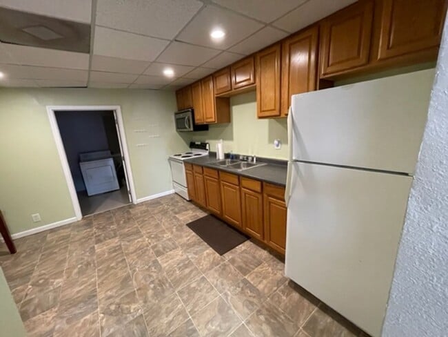 Building Photo - 3bedroom/1 bath apartment -upstairs above ...