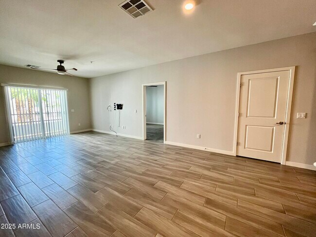 Building Photo - 2511 W Queen Creek Rd