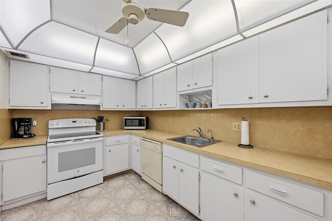 Building Photo - 405 N Ocean Blvd