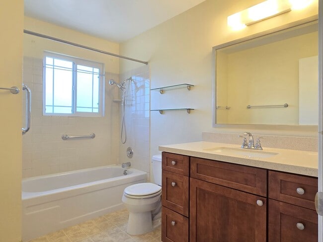 Building Photo - Spacious 2-Story Single Family Home, Renov...