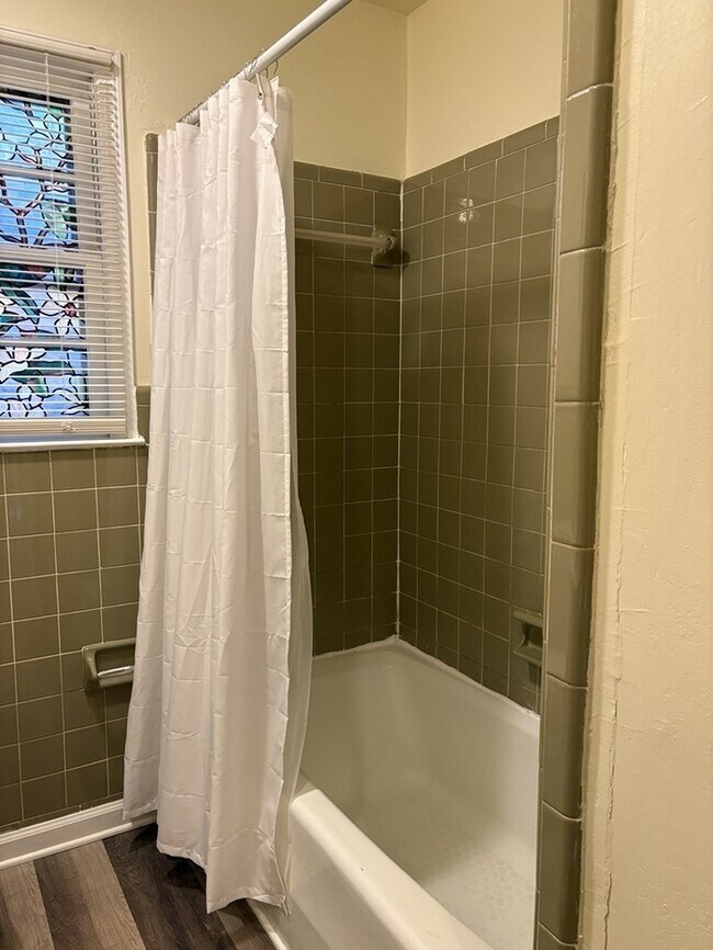 Building Photo - 2 Bedroom 2 Bathroom