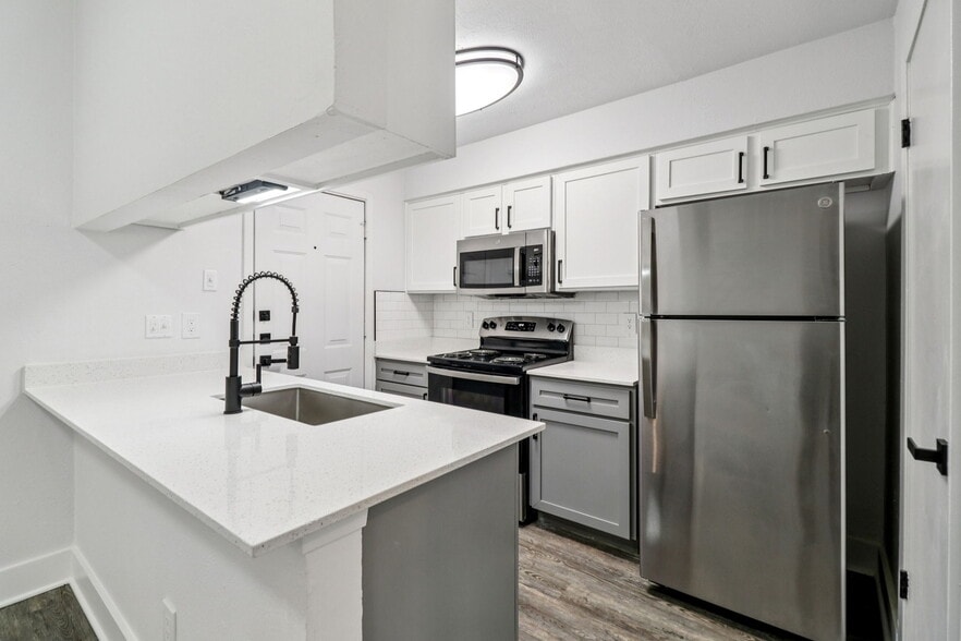 Building Photo - Woodbridge Townhomes