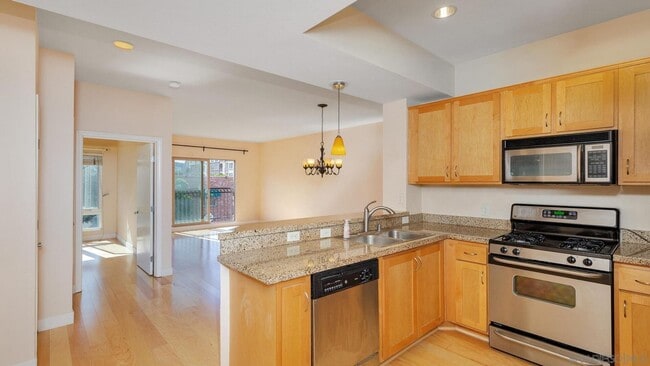 Building Photo - Perfectly located 1 bed/1 bath unit in Dow...