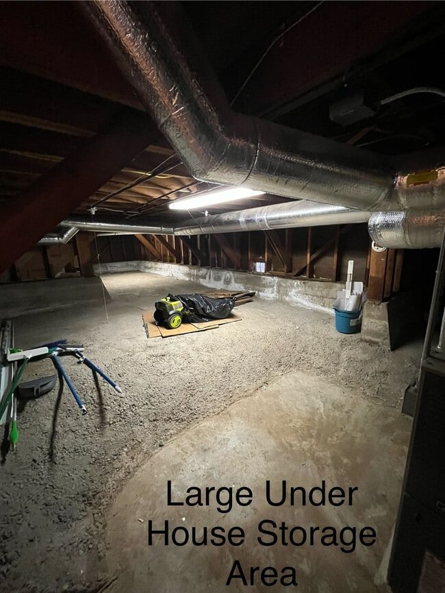 Building Photo - Spacious and Centrally Located, Pet Friend...