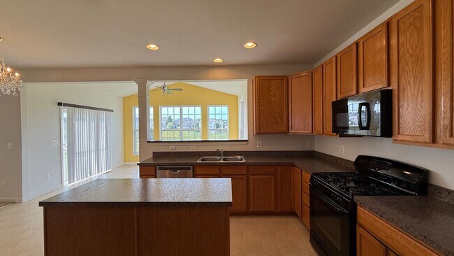 Building Photo - Large Spotsy Colonial