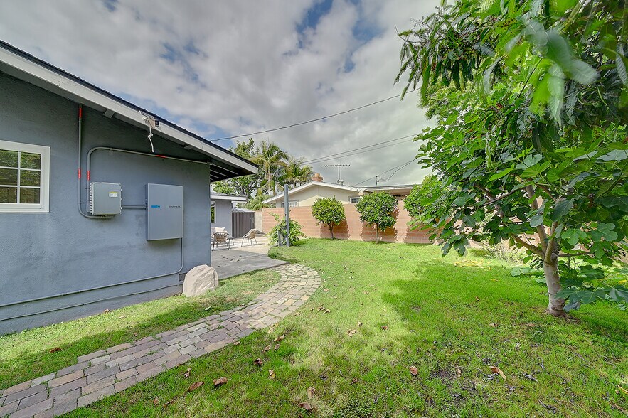 Building Photo - 2044 W Spruce Ave