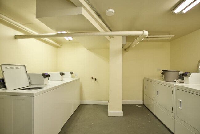 Building Photo - 3722 N Pine Grove Ave