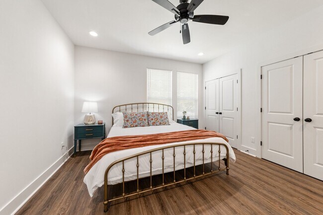 Building Photo - 406 Highland Oaks Ln