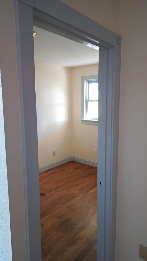 Building Photo - 6+ Bdrm Home Built 1895.  Close In.  With Pastures.