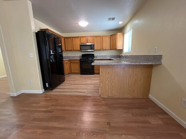 Building Photo - Experience luxurious living in this stunning 4-bedroom, 2.5-bathroom house